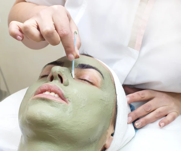 Donna sulla procedura di massaggio viso — Foto Stock