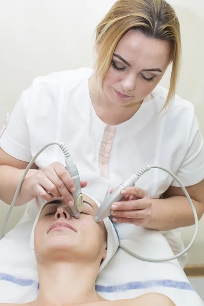 Visagistin schminkt Mädchen — Stockfoto