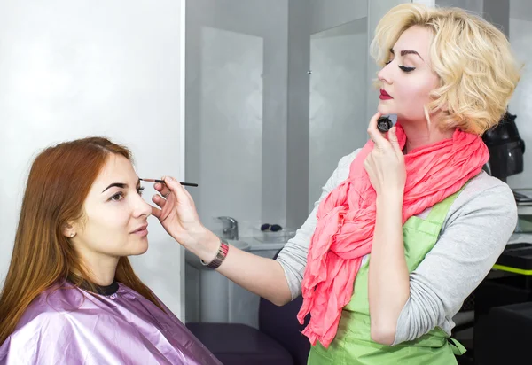 Make-up artist doen make-up — Stockfoto