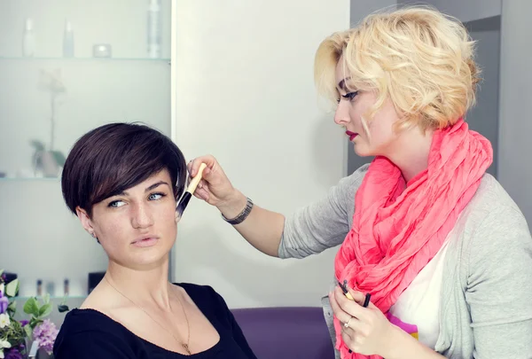 Make-up artist doing makeup — Stock Photo, Image