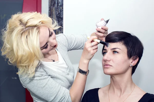 Maskenbildner beim Make-up — Stockfoto