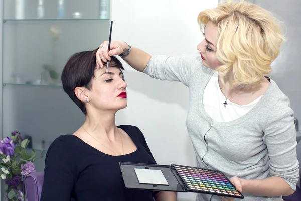 Make-up artist doen make-up — Stockfoto