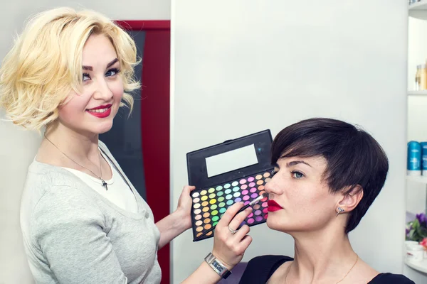 Maskenbildner beim Make-up — Stockfoto