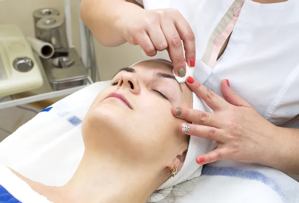 Massagem feminina e cascas faciais — Fotografia de Stock