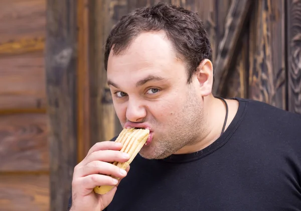 Hombre comiendo hot dog —  Fotos de Stock