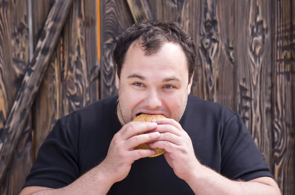 Hombre comiendo hot dog —  Fotos de Stock