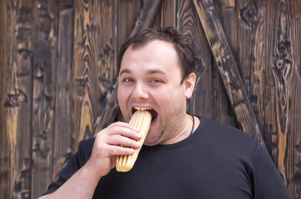 Hombre comiendo hot dog —  Fotos de Stock