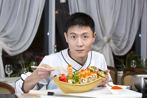 Japanse chef-kok een maaltijd bereiden — Stockfoto