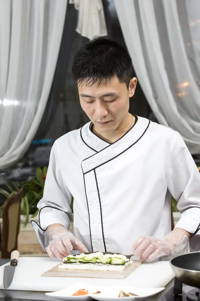 Japanese chef preparing a meal — Stock Photo, Image