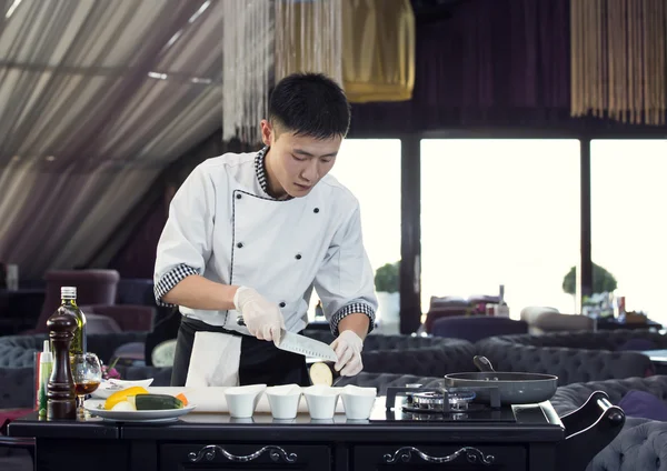 Japanse chef-kok een maaltijd bereiden — Stockfoto