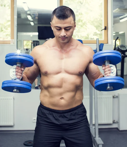 Hombre entrenando en el gimnasio — Foto de Stock