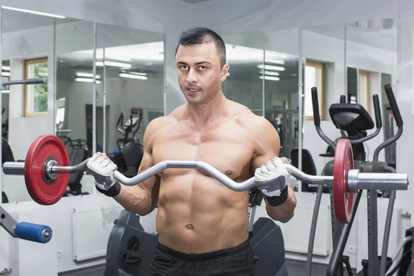 Männertraining im Fitnessstudio — Stockfoto