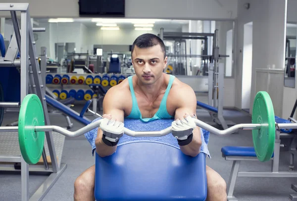 Hombre entrenando en el gimnasio — Foto de Stock