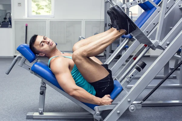 Hombre entrenando en el gimnasio — Foto de Stock