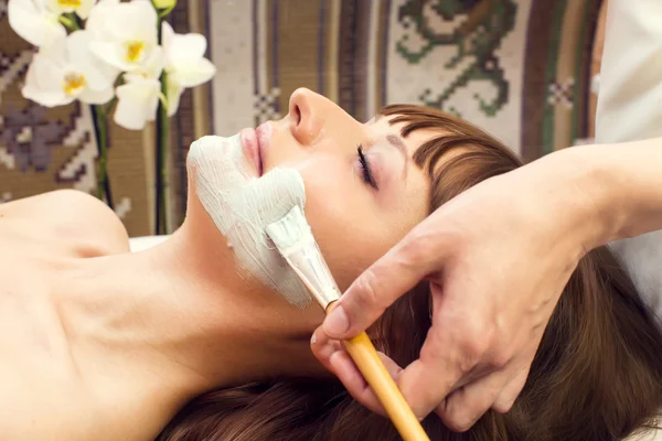 Kobiece masaż i twarzy peelingi — Zdjęcie stockowe