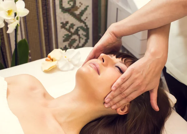 Kobiece masaż i twarzy peelingi — Zdjęcie stockowe