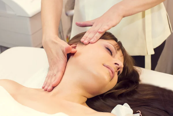 Masaje femenino y exfoliaciones faciales — Foto de Stock