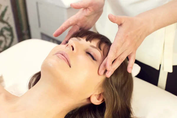 Masaje femenino y exfoliaciones faciales — Foto de Stock