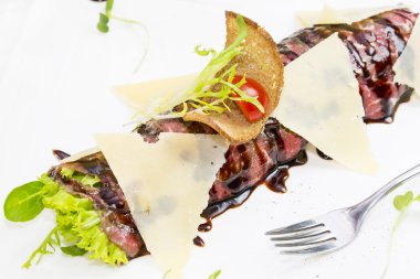 Carpaccio otlar ve peynir ile