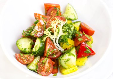 sebze salatası salatalık ile