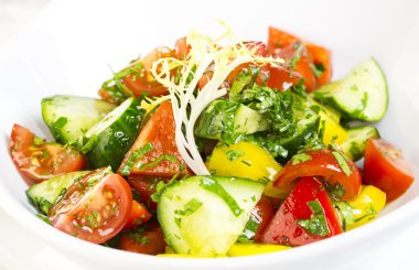 sebze salatası salatalık ile