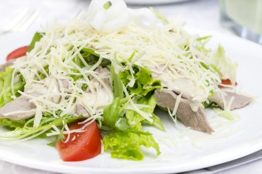 peynir, et ve sebze salatası