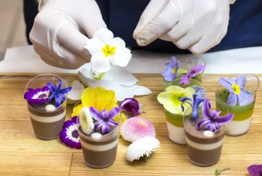 Şef tatlı kanepeler hazırlanıyor