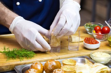 Cook kanepeler hazırlanıyor