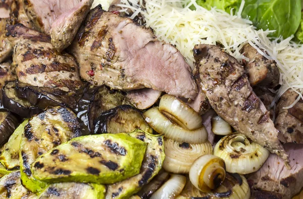 Carne asada con verduras y queso —  Fotos de Stock