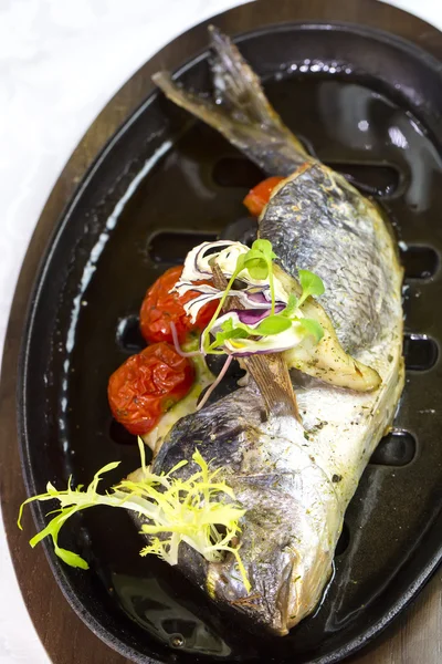 Pescado a la parrilla y verduras en plato aislado —  Fotos de Stock