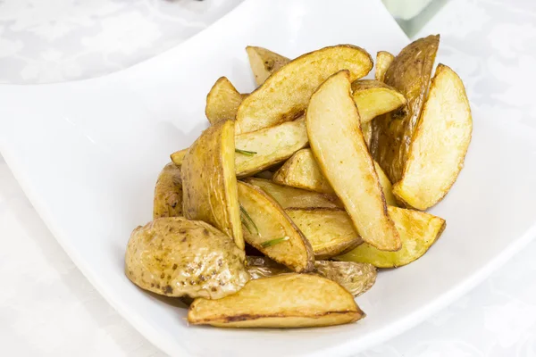 Patatas fritas en plato —  Fotos de Stock