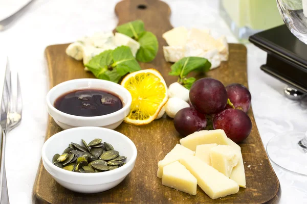 Placa con varios tipos de queso — Foto de Stock