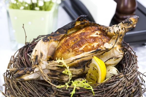 Baked chicken in decorative nest — Stock Photo, Image