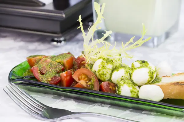 Caprese salad with tomatoes — Stock Photo, Image