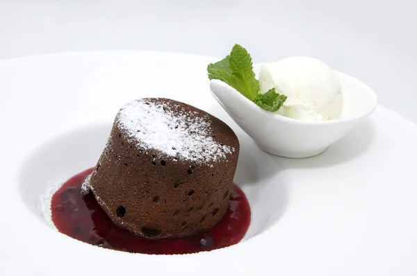 Dondurma çikolatalı kek ile — Stok fotoğraf