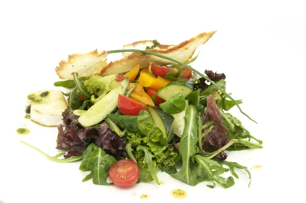 Salát se zeleninou a sýrem — Stock fotografie