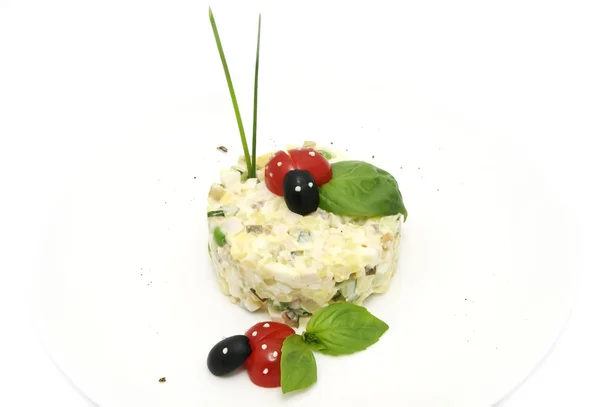 Insalata Olivier decorata con pomodori — Foto Stock