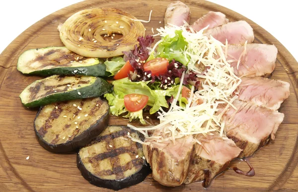 Carne grelhada com legumes isolados — Fotografia de Stock