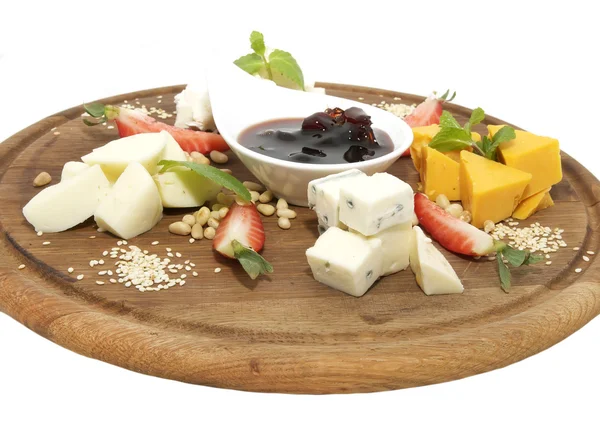 Teller mit verschiedenen Käsesorten — Stockfoto