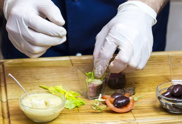 Cook preparing canapes — Stock Photo, Image