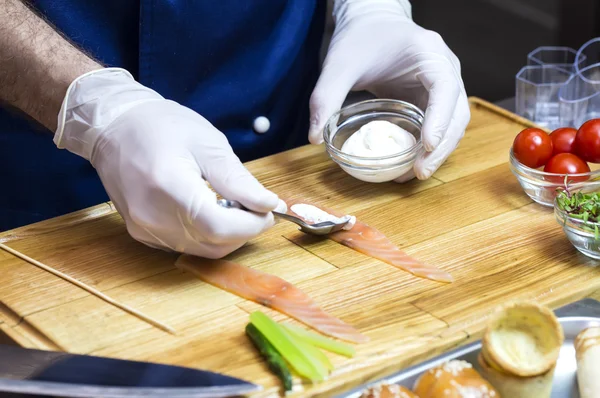 Chef preparing canapes — Stock Photo, Image