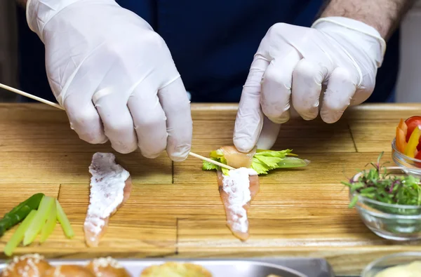 Chef préparant des canapés — Photo