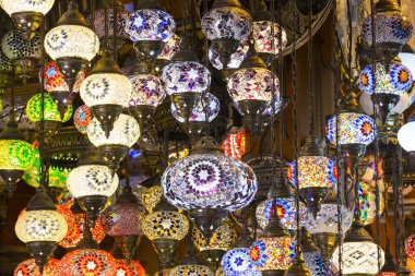 Kapalı Çarşı, renkli lambalar