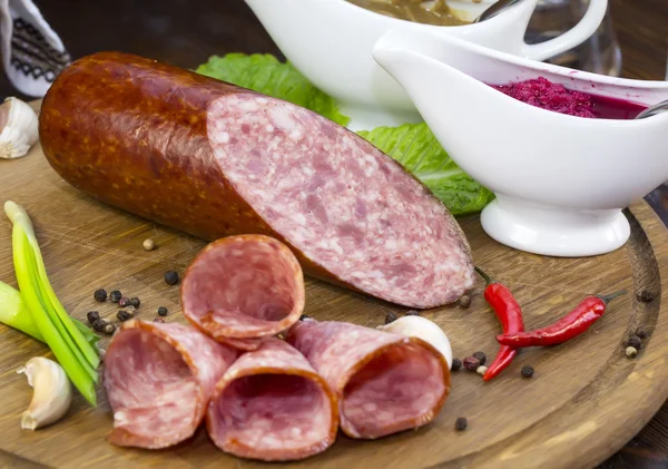 Saucisse sur une assiette en bois — Photo