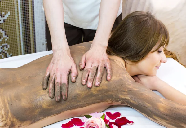 Mädchen macht eine Ton-Massage-Prozedur — Stockfoto