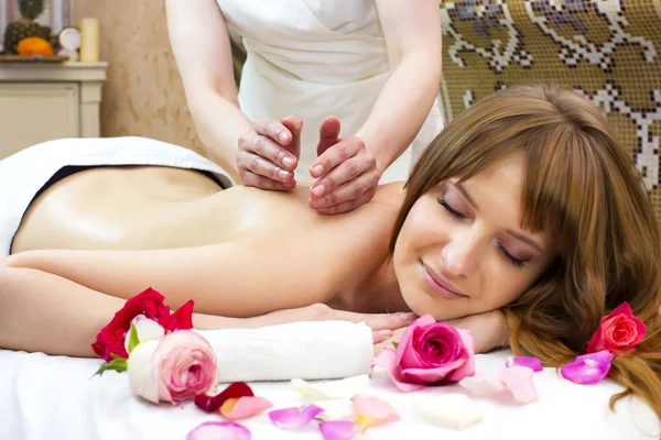 Frau auf Massage-Verfahren — Stockfoto