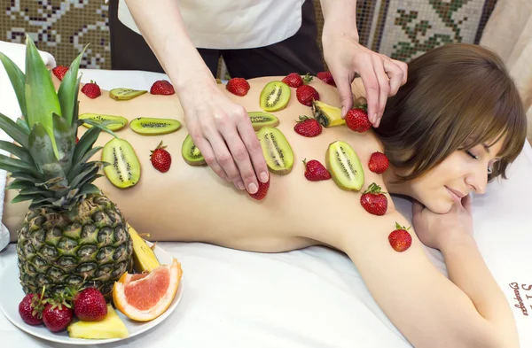 Tjejen gör en massage i skönhetssalongen — Stockfoto