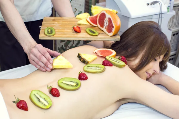 Tjejen gör en massage i skönhetssalongen — Stockfoto