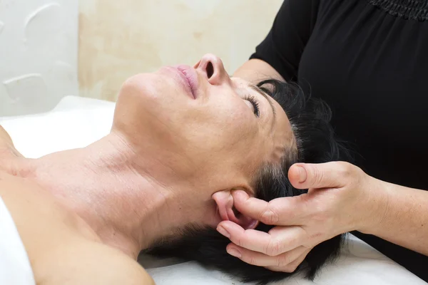 Vrouw op gezicht massage — Stockfoto