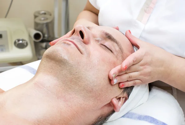 Man in beauty salon — Stock Photo, Image